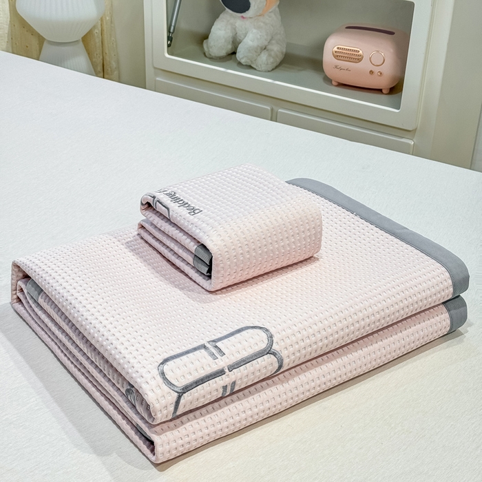 91家纺网 家纺一手货源 找家纺 德比尔斯  2025新款乙纶华夫格刺绣熊猫漫野冰豆豆凉席-漫野系列 樱花粉-床席款