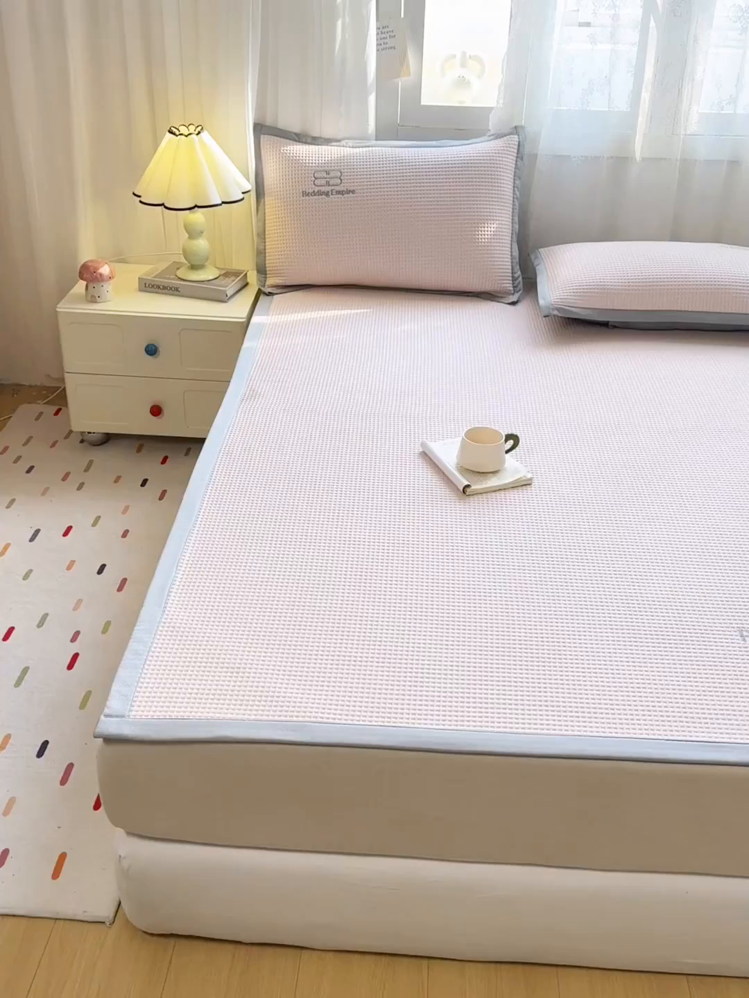 91家纺网 家纺一手货源 找家纺 德比尔斯  2025新款乙纶华夫格刺绣熊猫漫野冰豆豆凉席-漫野系列 樱花粉-床席款