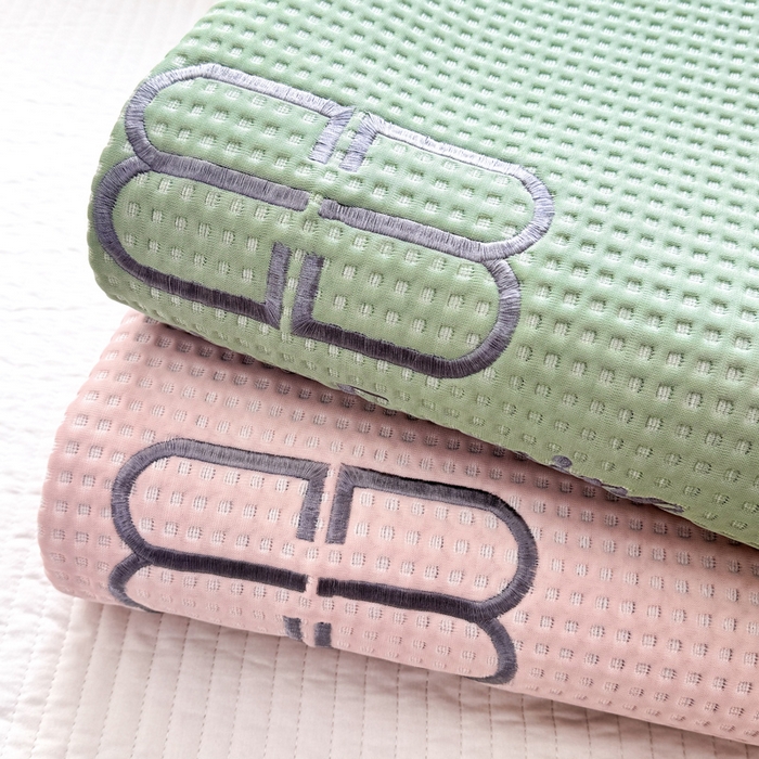 91家纺网 家纺一手货源 找家纺 德比尔斯  2025新款乙纶华夫格刺绣熊猫漫野冰豆豆凉席-漫野系列 组合图仅供参考