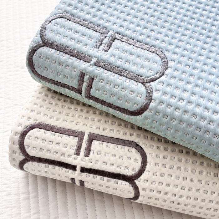 91家纺网 家纺一手货源 找家纺 德比尔斯  2025新款乙纶华夫格刺绣熊猫漫野冰豆豆凉席-漫野系列 组合图仅供参考