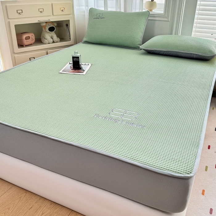 91家纺网 家纺一手货源 找家纺 德比尔斯  2025新款乙纶华夫格刺绣熊猫漫野冰豆豆凉席-漫野系列 果绿-床笠款