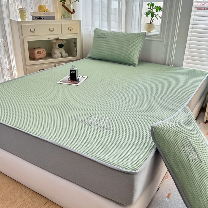 91家纺网 家纺一手货源 找家纺 德比尔斯  2025新款乙纶华夫格刺绣熊猫漫野冰豆豆凉席-漫野系列 果绿-床笠款