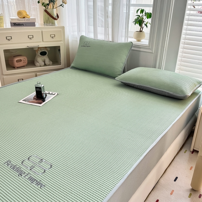 91家纺网 家纺一手货源 找家纺 德比尔斯  2025新款乙纶华夫格刺绣熊猫漫野冰豆豆凉席-漫野系列 果绿-床笠款