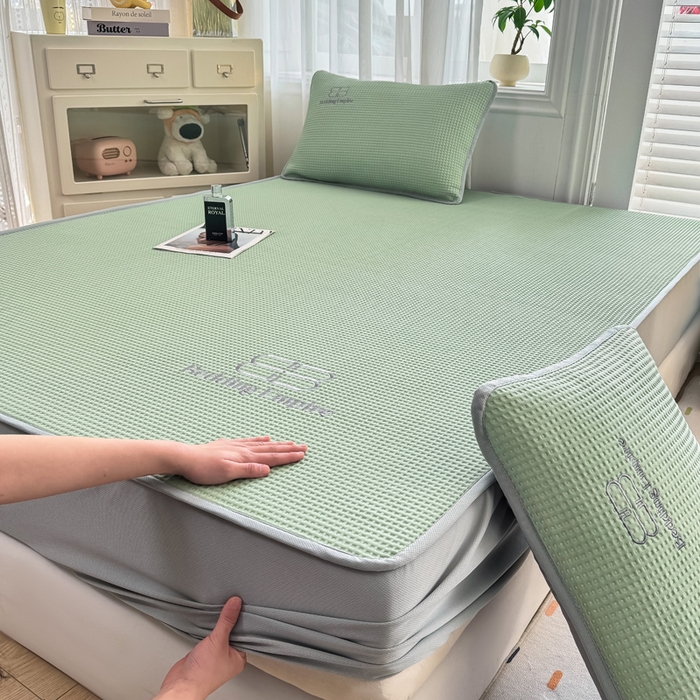 91家纺网 家纺一手货源 找家纺 德比尔斯  2025新款乙纶华夫格刺绣熊猫漫野冰豆豆凉席-漫野系列 果绿-床笠款