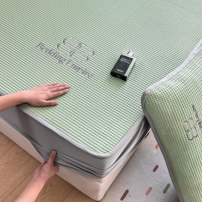 91家纺网 家纺一手货源 找家纺 德比尔斯  2025新款乙纶华夫格刺绣熊猫漫野冰豆豆凉席-漫野系列 果绿-床笠款