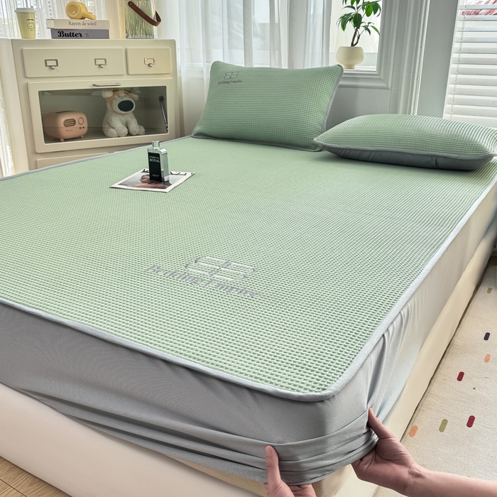 91家纺网 家纺一手货源 找家纺 德比尔斯  2025新款乙纶华夫格刺绣熊猫漫野冰豆豆凉席-漫野系列 果绿-床笠款