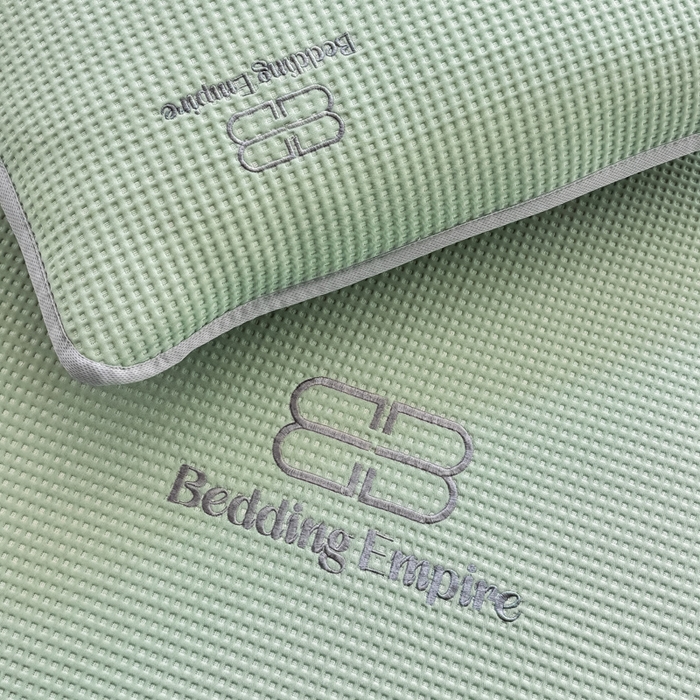 91家纺网 家纺一手货源 找家纺 德比尔斯  2025新款乙纶华夫格刺绣熊猫漫野冰豆豆凉席-漫野系列 果绿-床笠款