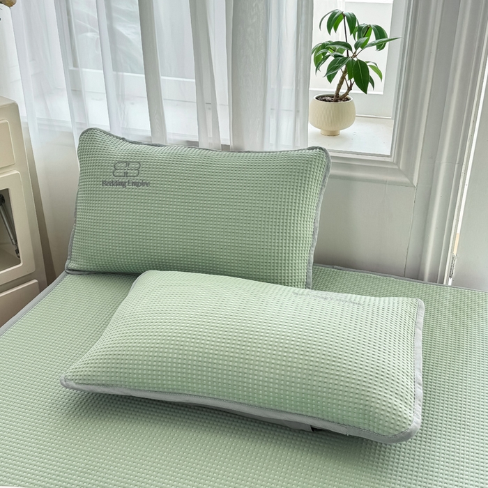 91家纺网 家纺一手货源 找家纺 德比尔斯  2025新款乙纶华夫格刺绣熊猫漫野冰豆豆凉席-漫野系列 果绿-床笠款