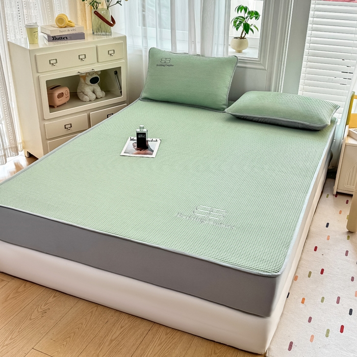 91家纺网 家纺一手货源 找家纺 德比尔斯  2025新款乙纶华夫格刺绣熊猫漫野冰豆豆凉席-漫野系列 果绿-床笠款