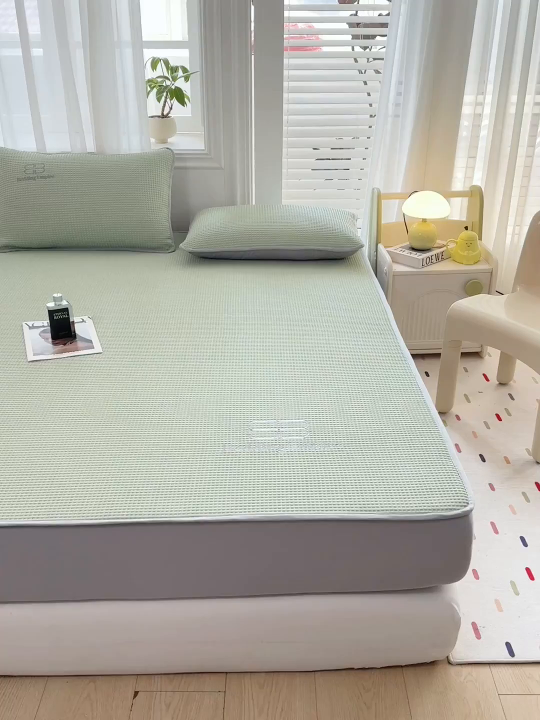 91家纺网 家纺一手货源 找家纺 德比尔斯  2025新款乙纶华夫格刺绣熊猫漫野冰豆豆凉席-漫野系列 果绿-床笠款