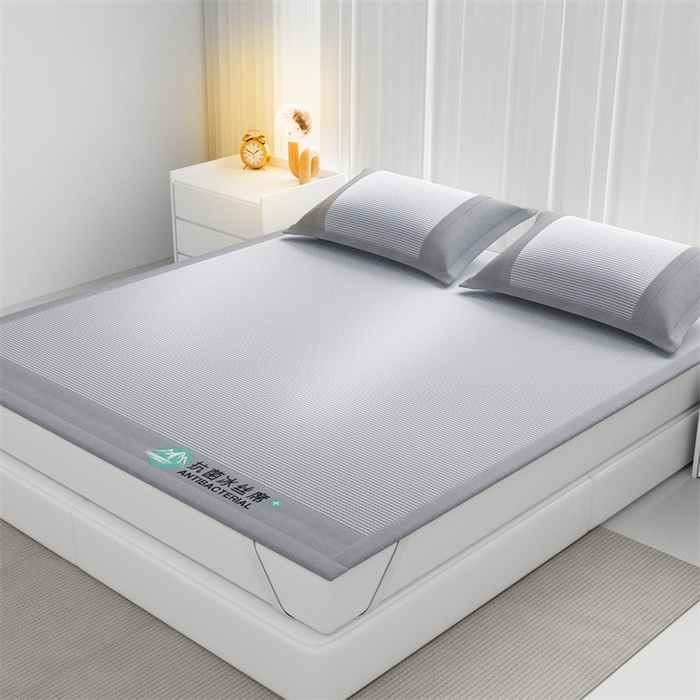 91家纺网 家纺一手货源 找家纺 爱宝被业 2025新款亲肤凉感抗菌冰丝凉席席子 轻银灰