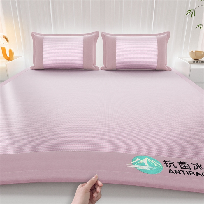 91家纺网 家纺一手货源 找家纺 爱宝被业 2025新款亲肤凉感抗菌冰丝凉席席子 盛夏粉