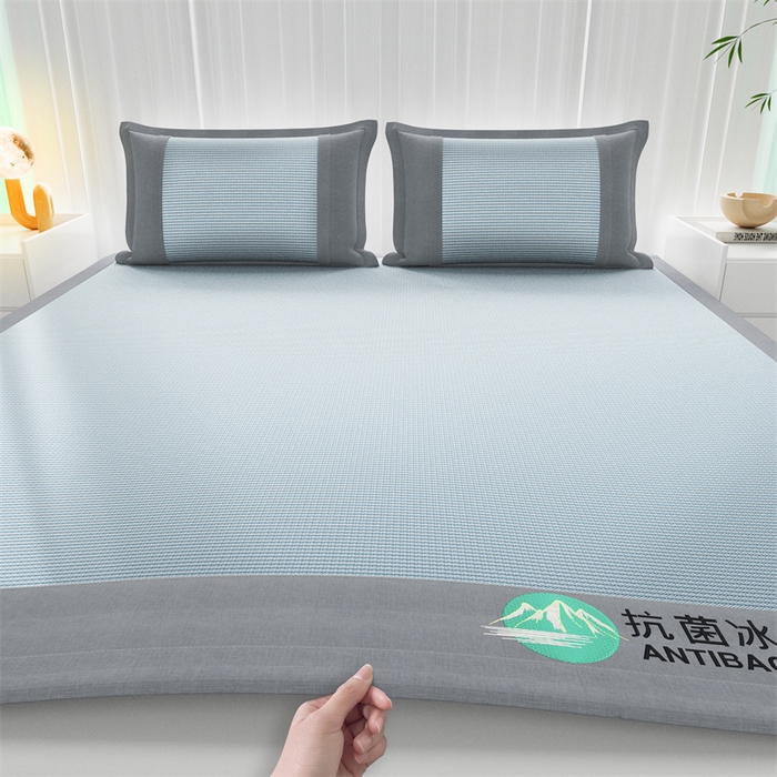 91家纺网 家纺一手货源 找家纺 爱宝被业 2025新款亲肤凉感抗菌冰丝凉席席子 雾云绿