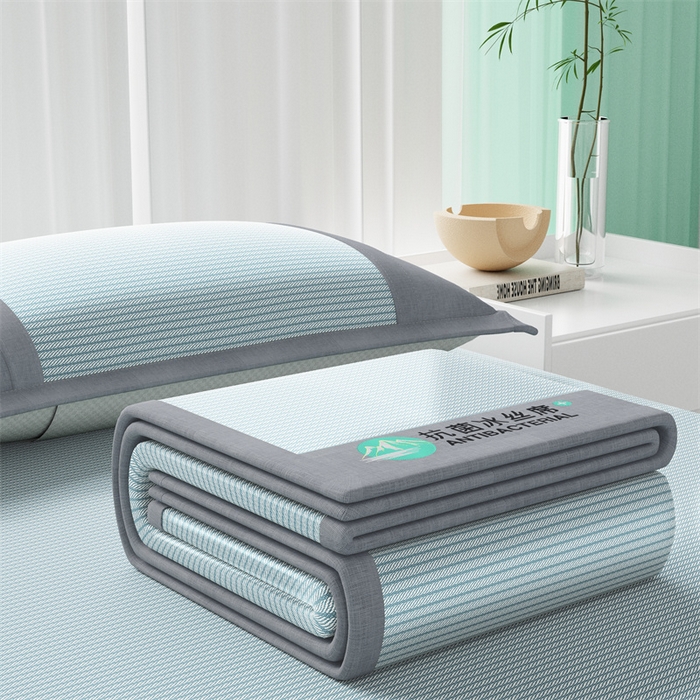 91家纺网 家纺一手货源 找家纺 爱宝被业 2025新款亲肤凉感抗菌冰丝凉席席子 雾云绿