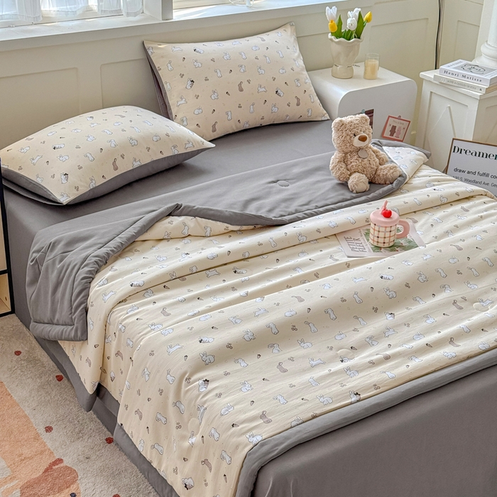 91家纺网 家纺一手货源 找家纺 优卡迪家纺馆 【下载文件夹包含买家秀】2025春夏新款针织棉双层纱夏被夏凉被空调被四件套 灵动