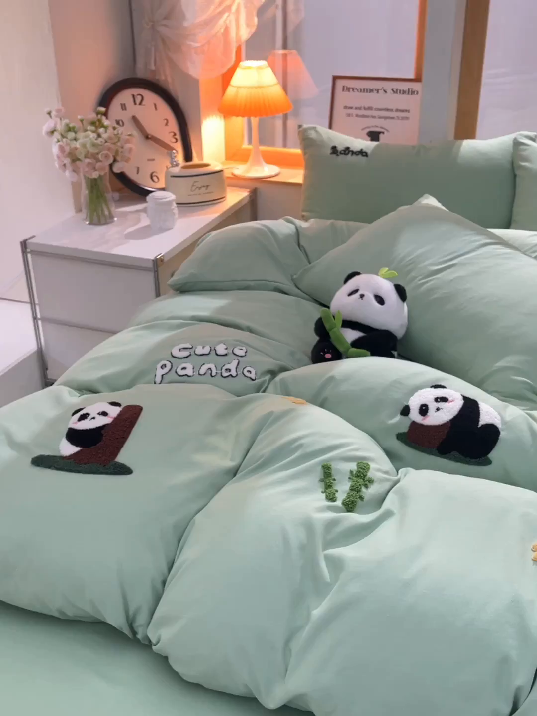 91家纺网 家纺一手货源 找家纺 乐窝家纺仓储 2025新款云朵棉毛巾绣磨毛四件套 熊猫乐园