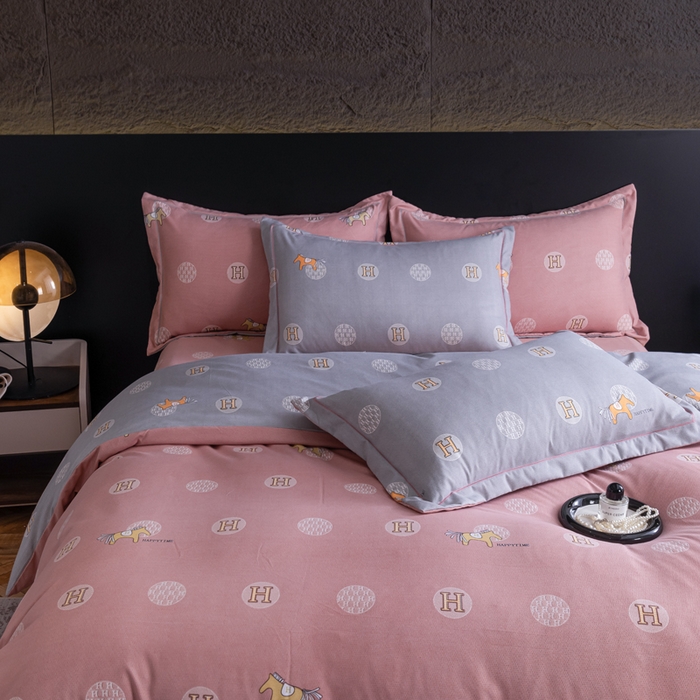 91家纺网 家纺一手货源 找家纺 巧格家纺 2025爆款超柔云朵棉双层纱四件套不起球不掉色床裙款 阿尔法-粉