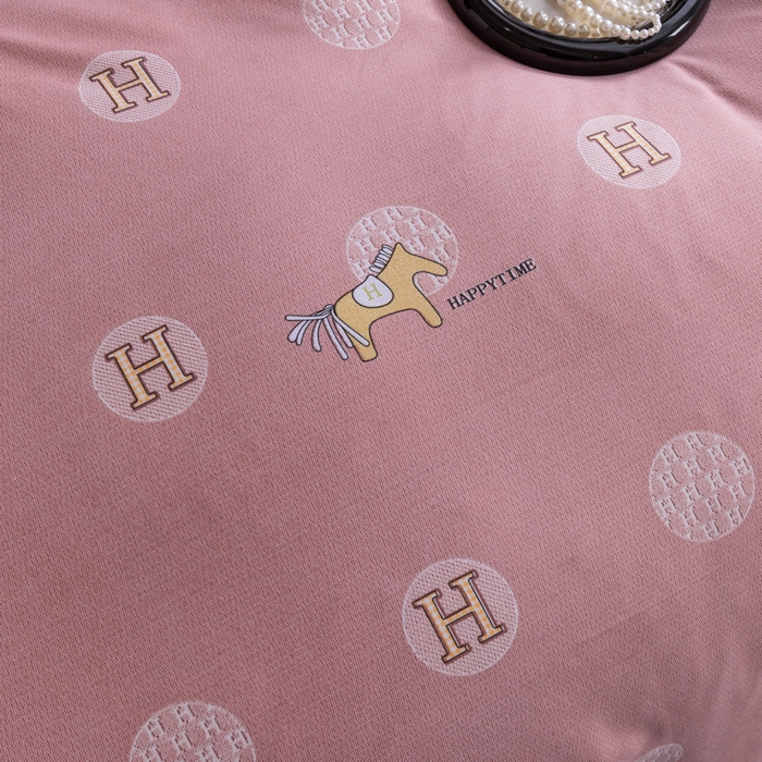 91家纺网 家纺一手货源 找家纺 巧格家纺 2025爆款超柔云朵棉双层纱四件套不起球不掉色床裙款 阿尔法-粉