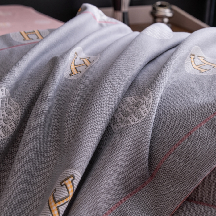 91家纺网 家纺一手货源 找家纺 巧格家纺 2025爆款超柔云朵棉双层纱四件套不起球不掉色床裙款 阿尔法-粉