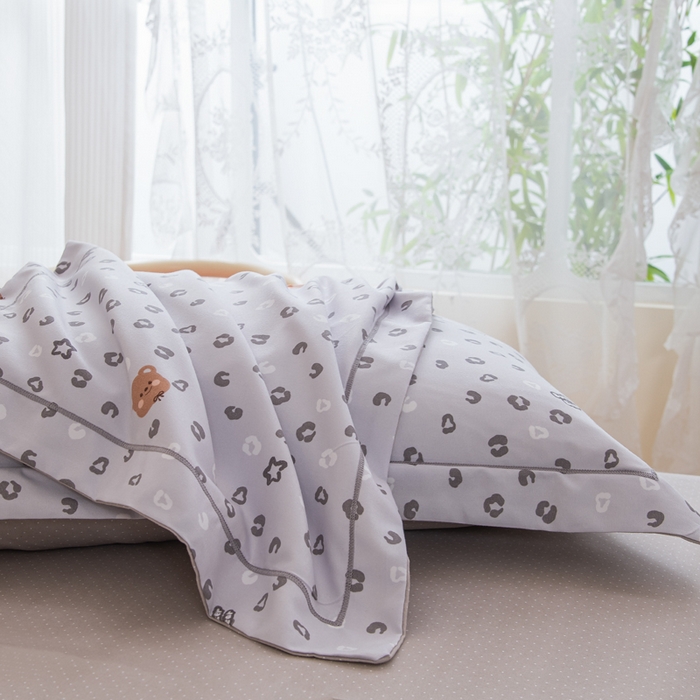 91家纺网 家纺一手货源 找家纺 巧格家纺 2025爆款超柔云朵棉双层纱四件套不起球不掉色床裙款 豹纹小熊-灰