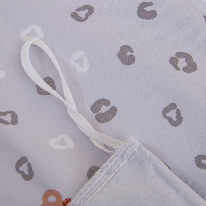 91家纺网 家纺一手货源 找家纺 巧格家纺 2025爆款超柔云朵棉双层纱四件套不起球不掉色床裙款 豹纹小熊-灰