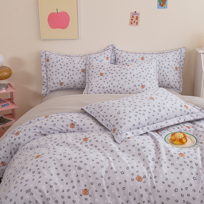 91家纺网 家纺一手货源 找家纺 巧格家纺 2025爆款超柔云朵棉双层纱四件套不起球不掉色床裙款 豹纹小熊-灰