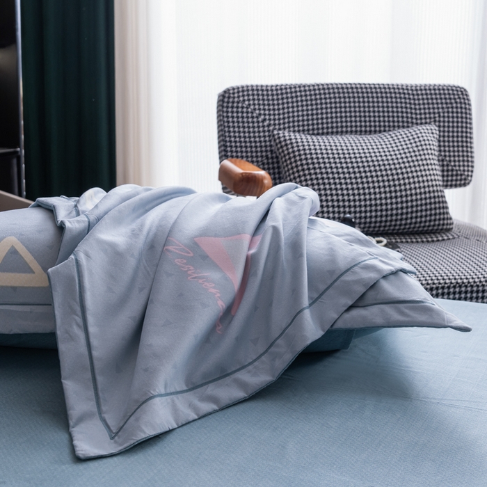 91家纺网 家纺一手货源 找家纺 巧格家纺 2025爆款超柔云朵棉双层纱四件套不起球不掉色床裙款 几何空间-蓝