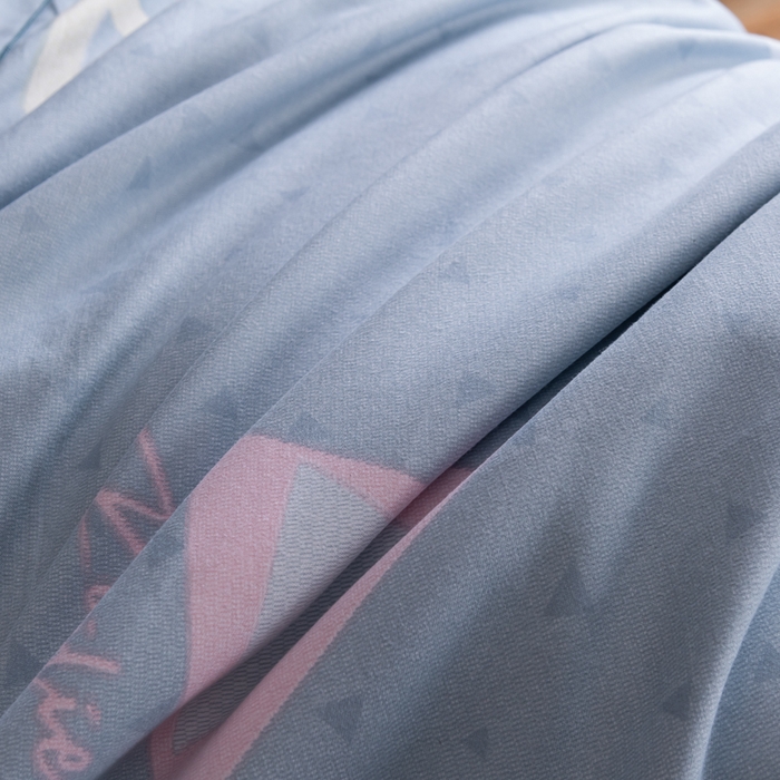 91家纺网 家纺一手货源 找家纺 巧格家纺 2025爆款超柔云朵棉双层纱四件套不起球不掉色床裙款 几何空间-蓝