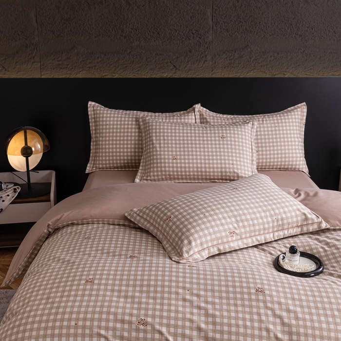 91家纺网 家纺一手货源 找家纺 巧格家纺 2025爆款超柔云朵棉双层纱四件套不起球不掉色床裙款 漫日之夏-咖