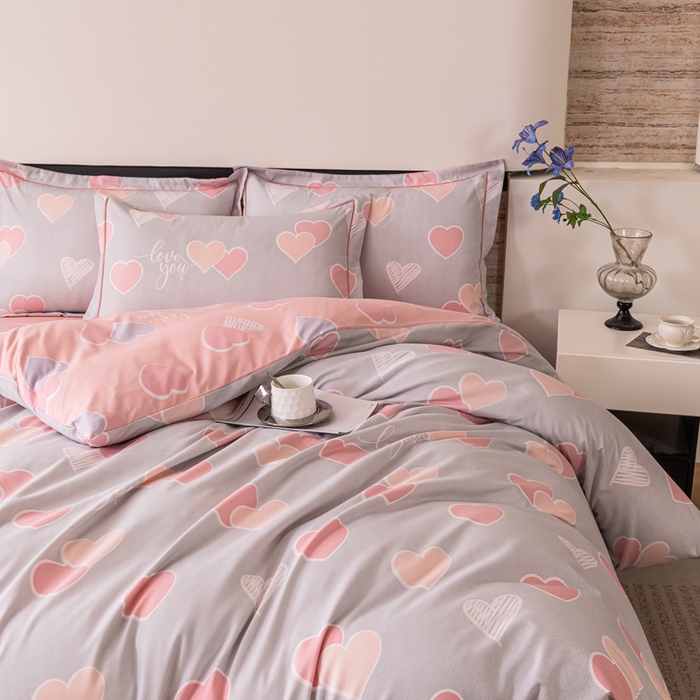 91家纺网 家纺一手货源 找家纺 巧格家纺 2025爆款超柔云朵棉双层纱四件套不起球不掉色床裙款 浓情蜜意-灰