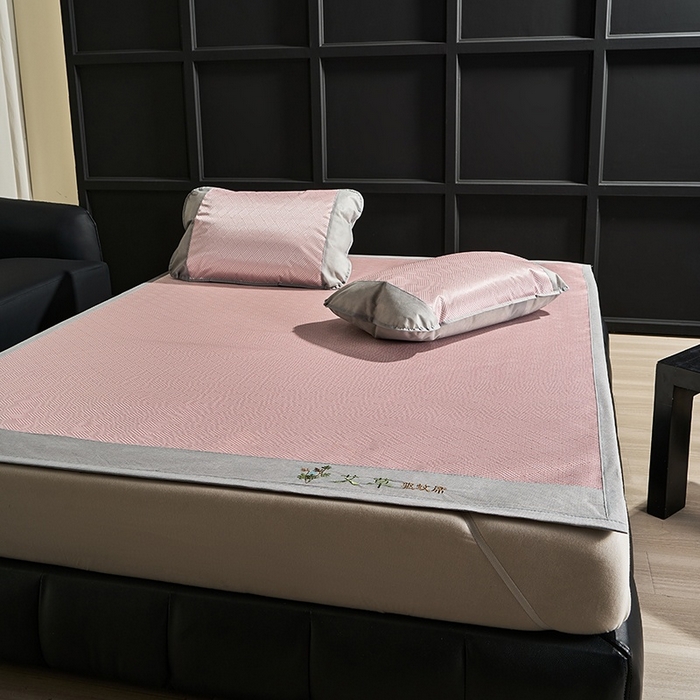 91家纺网 家纺一手货源 找家纺 （总）梵希良品家纺 2025新款艾草宽边绣花冰藤席冰丝席凉席三件套