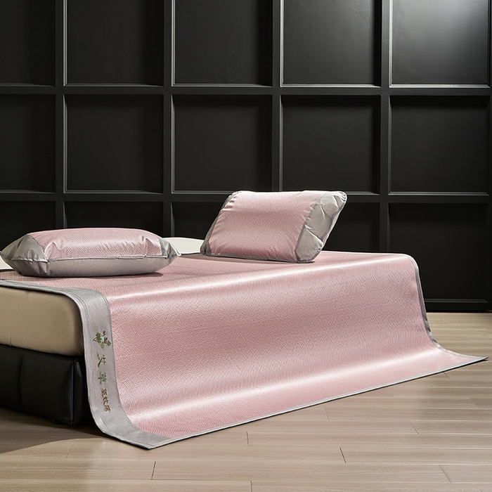 91家纺网 家纺一手货源 找家纺 （总）梵希良品家纺 2025新款艾草宽边绣花冰藤席冰丝席凉席三件套