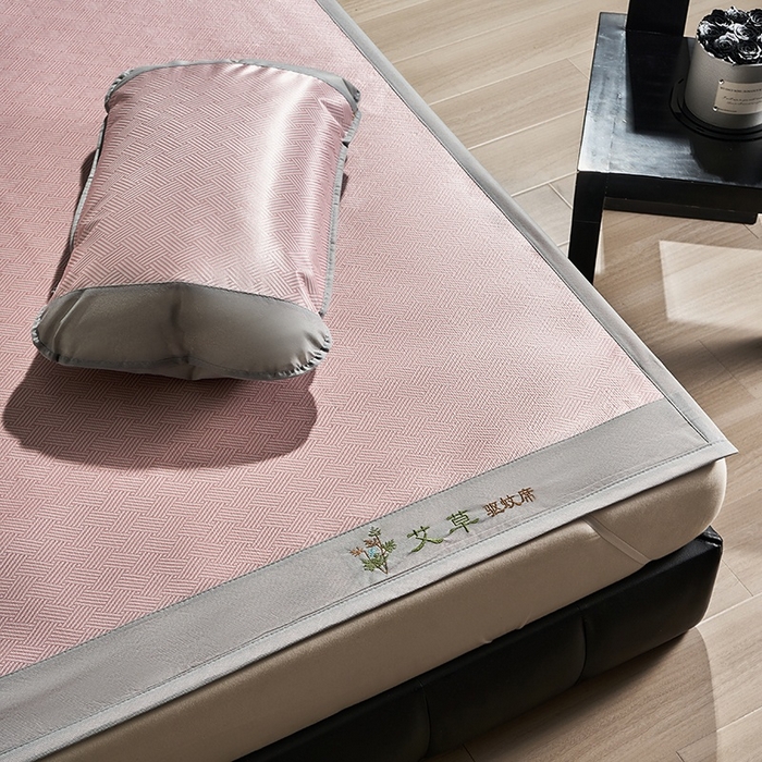 91家纺网 家纺一手货源 找家纺 梵希良品家纺 2025新款艾草宽边绣花冰藤席冰丝席凉席三件套 粉色