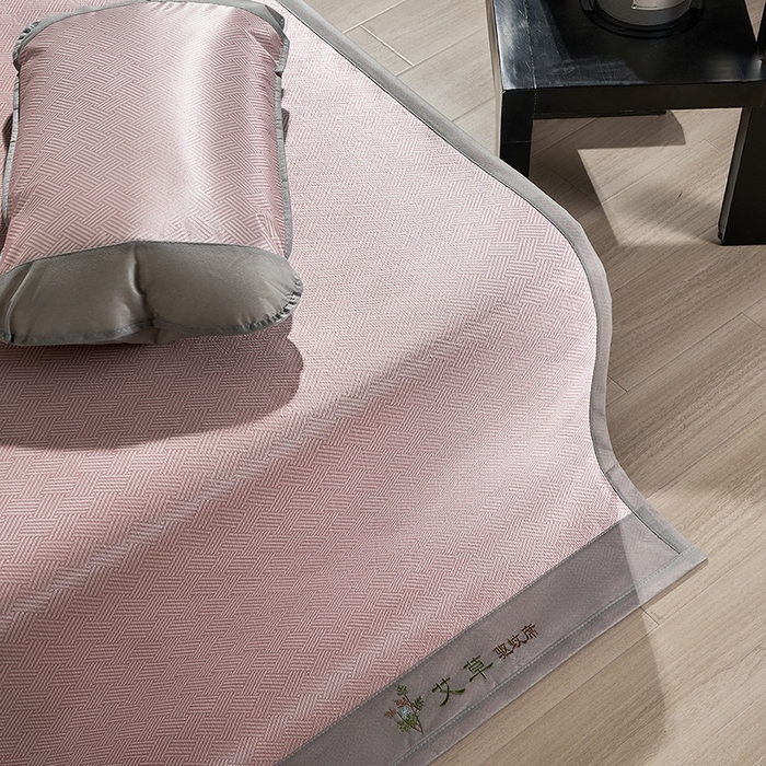 91家纺网 家纺一手货源 找家纺 梵希良品家纺 2025新款艾草宽边绣花冰藤席冰丝席凉席三件套 粉色