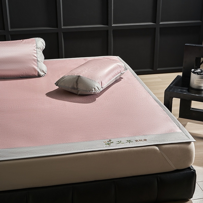 91家纺网 家纺一手货源 找家纺 梵希良品家纺 2025新款艾草宽边绣花冰藤席冰丝席凉席三件套 粉色