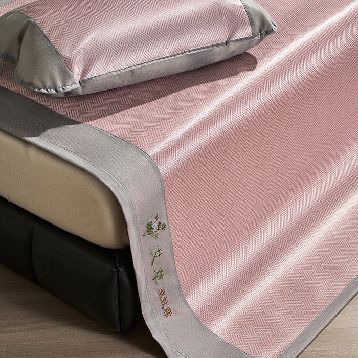 91家纺网 家纺一手货源 找家纺 梵希良品家纺 2025新款艾草宽边绣花冰藤席冰丝席凉席三件套 粉色