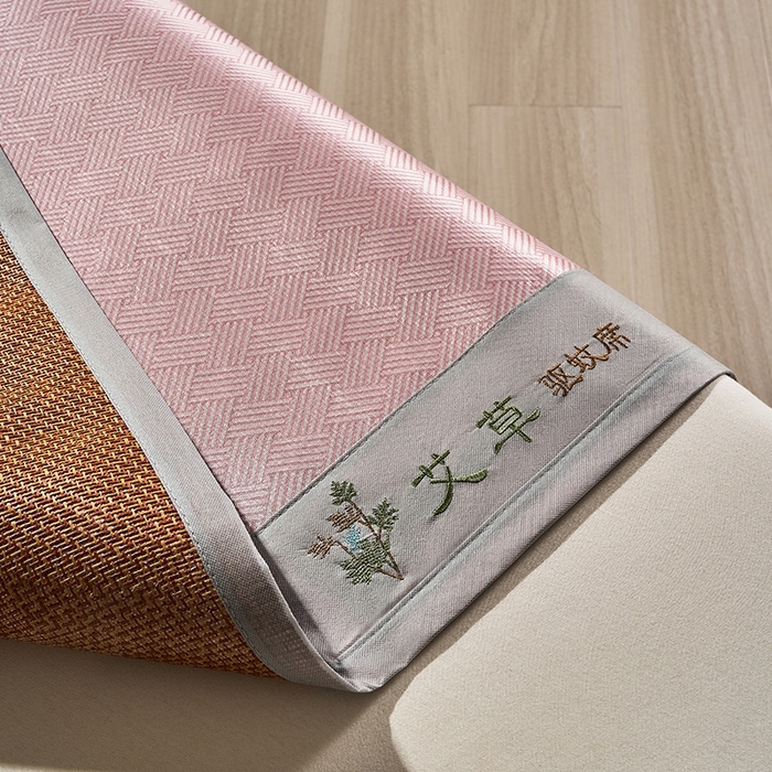 91家纺网 家纺一手货源 找家纺 梵希良品家纺 2025新款艾草宽边绣花冰藤席冰丝席凉席三件套 粉色