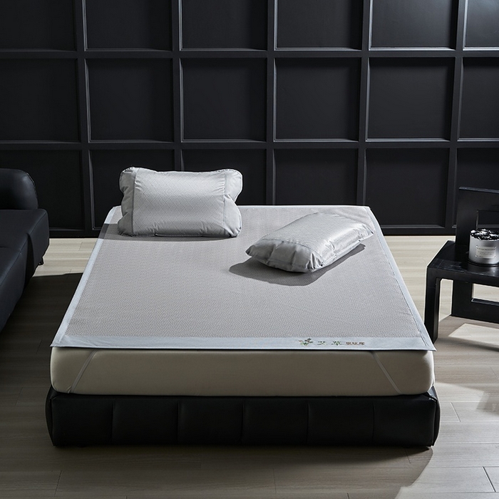 91家纺网 家纺一手货源 找家纺 梵希良品家纺 2025新款艾草宽边绣花冰藤席冰丝席凉席三件套 灰色