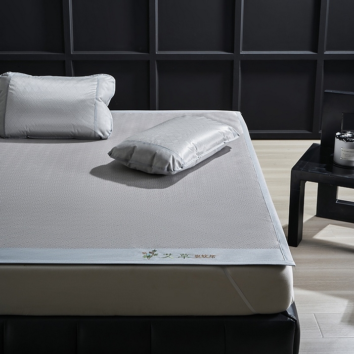 91家纺网 家纺一手货源 找家纺 梵希良品家纺 2025新款艾草宽边绣花冰藤席冰丝席凉席三件套 灰色