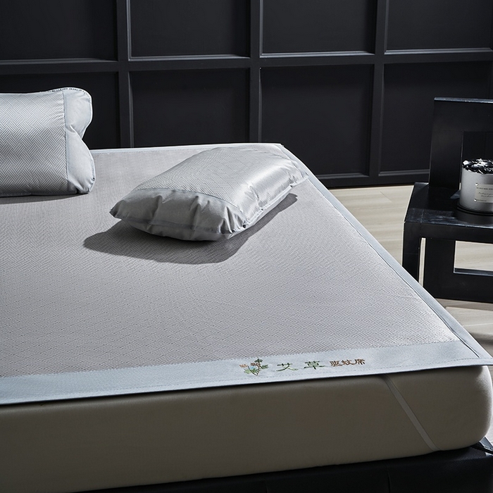 91家纺网 家纺一手货源 找家纺 梵希良品家纺 2025新款艾草宽边绣花冰藤席冰丝席凉席三件套 灰色