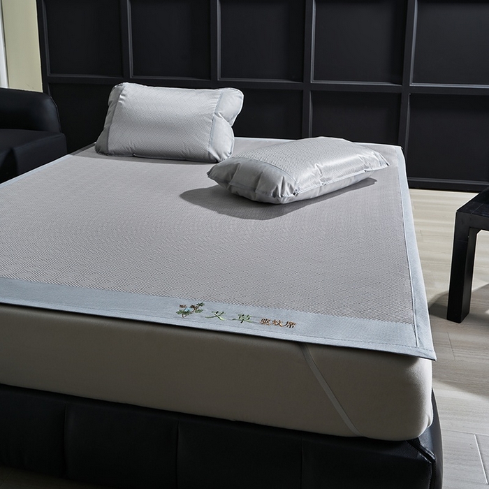 91家纺网 家纺一手货源 找家纺 梵希良品家纺 2025新款艾草宽边绣花冰藤席冰丝席凉席三件套 灰色