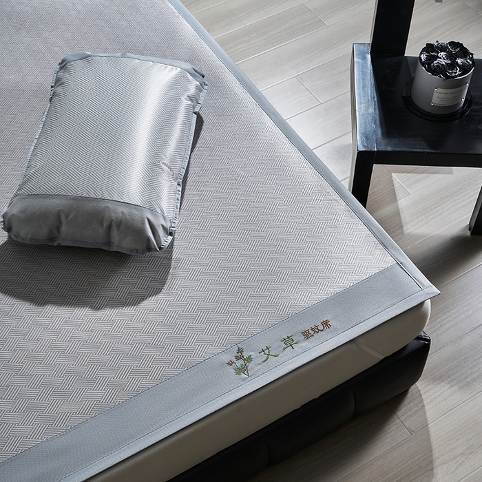 91家纺网 家纺一手货源 找家纺 梵希良品家纺 2025新款艾草宽边绣花冰藤席冰丝席凉席三件套 灰色