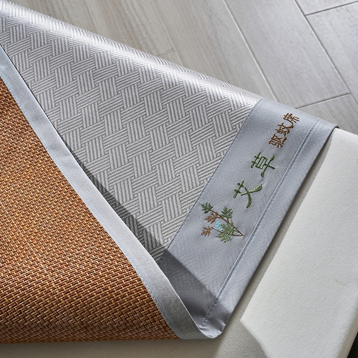 91家纺网 家纺一手货源 找家纺 梵希良品家纺 2025新款艾草宽边绣花冰藤席冰丝席凉席三件套 灰色
