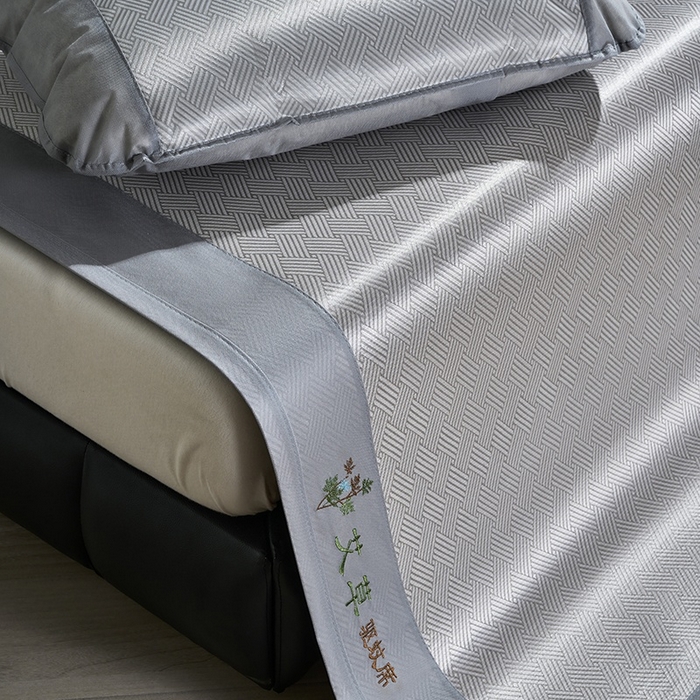 91家纺网 家纺一手货源 找家纺 梵希良品家纺 2025新款艾草宽边绣花冰藤席冰丝席凉席三件套 灰色