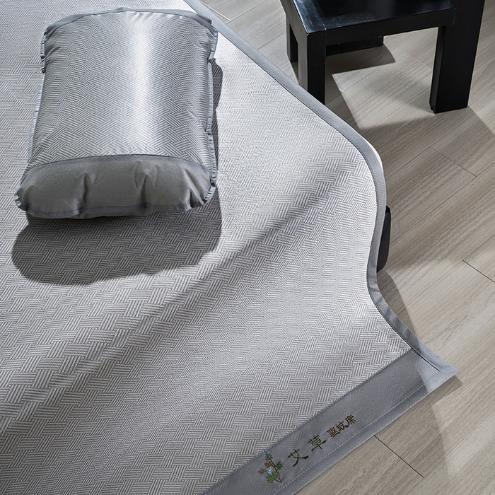 91家纺网 家纺一手货源 找家纺 梵希良品家纺 2025新款艾草宽边绣花冰藤席冰丝席凉席三件套 灰色