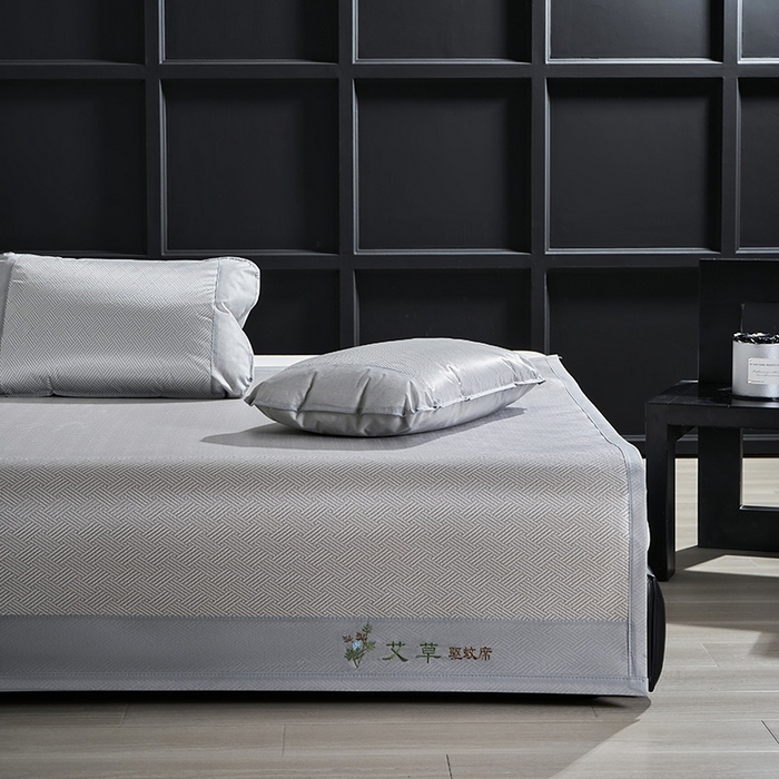 91家纺网 家纺一手货源 找家纺 梵希良品家纺 2025新款艾草宽边绣花冰藤席冰丝席凉席三件套 灰色