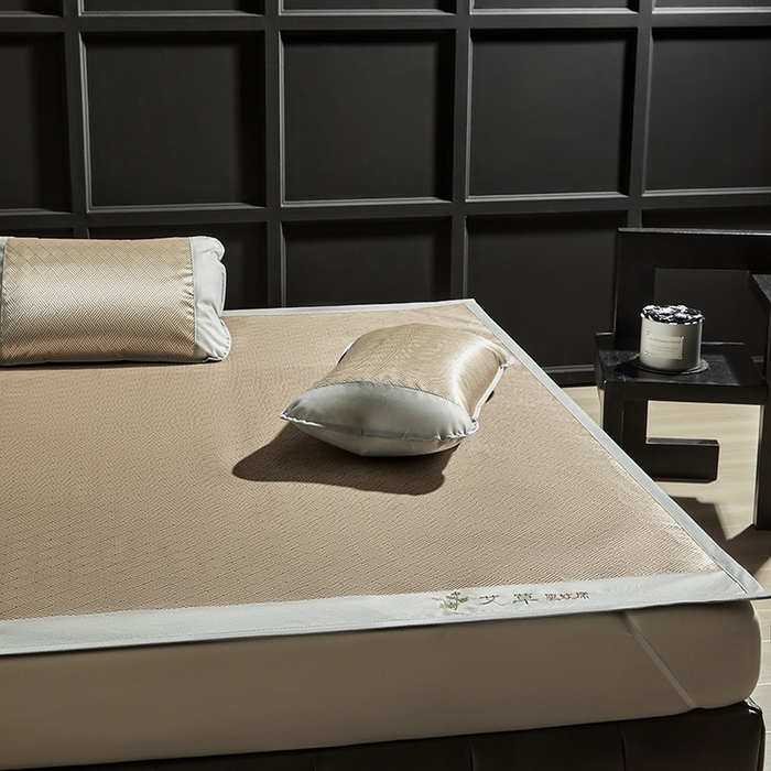 91家纺网 家纺一手货源 找家纺 梵希良品家纺 2025新款艾草宽边绣花冰藤席冰丝席凉席三件套 咖色