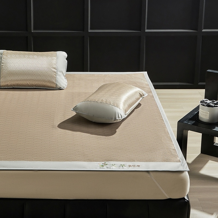 91家纺网 家纺一手货源 找家纺 梵希良品家纺 2025新款艾草宽边绣花冰藤席冰丝席凉席三件套 咖色