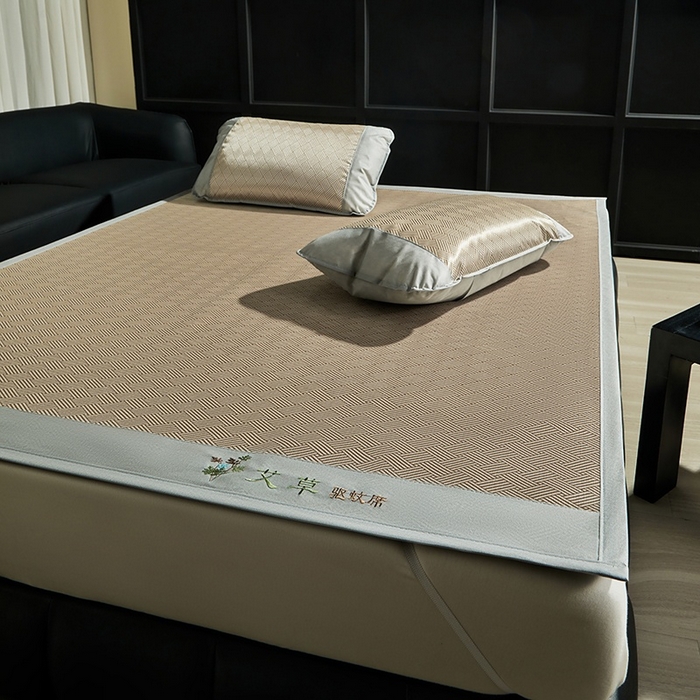 91家纺网 家纺一手货源 找家纺 梵希良品家纺 2025新款艾草宽边绣花冰藤席冰丝席凉席三件套 咖色