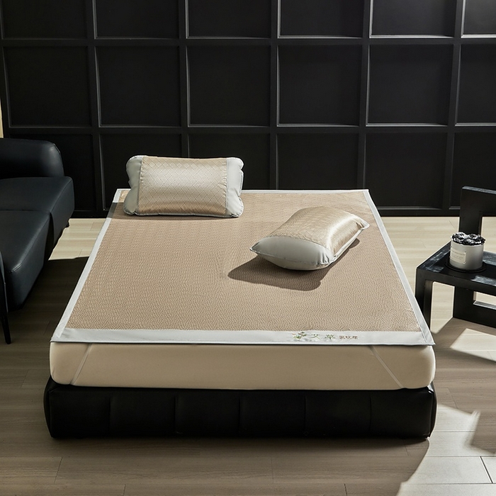 91家纺网 家纺一手货源 找家纺 梵希良品家纺 2025新款艾草宽边绣花冰藤席冰丝席凉席三件套 咖色